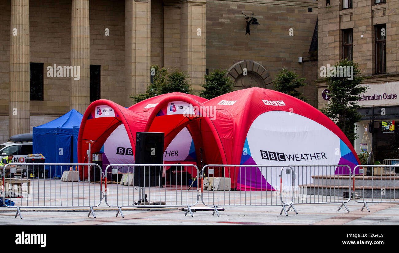 Tayside, Dundee, Écosse, Royaume-Uni, 18 septembre 2015. Dundee se prépare pour la BBC "rendre" weekend numérique showcase. La visite aura lieu à Dundee City Square le Samedi 19 et dimanche 20 septembre et est ouvert entre 1000-1700 le samedi et 1100 - 1700 le dimanche. Météo de la BBC qui utilise les variables trouvées dans le courant-jet pour présenter aux visiteurs les bases de codage. Médecin qui offre la chance de se familiariser avec le codage par programmation du médecin, l'Arch Enemy Daleks. © Dundee Photographics / Alamy Live News. Banque D'Images