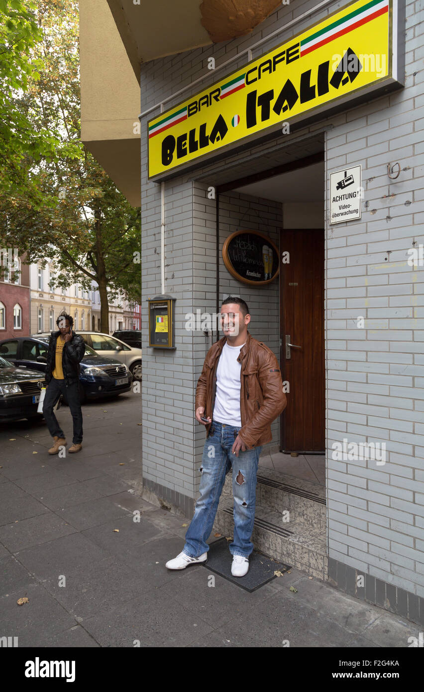 17.09.2013, Dortmund, Rhénanie du Nord-Westphalie, Allemagne - jeune homme d'origine italienne avant l'italien Cafe Bella Italia dans le Banque D'Images