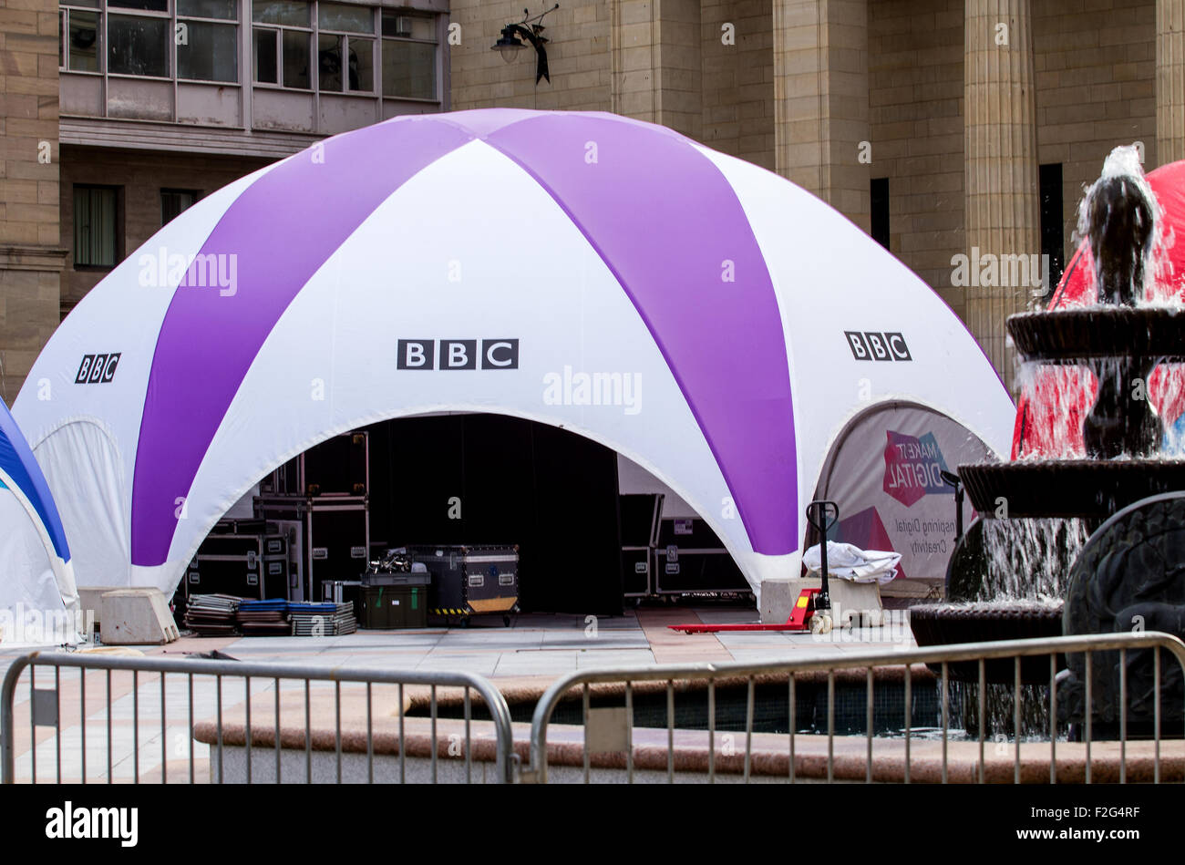 Tayside, Dundee, Écosse, Royaume-Uni, 18 septembre 2015. Dundee se prépare pour la BBC "rendre" weekend numérique showcase. La visite aura lieu à Dundee City Square le Samedi 19 et dimanche 20 septembre et est ouvert entre 1000-1700 le samedi et 1100 - 1700 le dimanche. Météo de la BBC qui utilise les variables trouvées dans le courant-jet pour présenter aux visiteurs les bases de codage. Médecin qui offre la chance de se familiariser avec le codage par programmation du médecin, l'Arch Enemy Daleks. © Dundee Photographics / Alamy Live News. Banque D'Images