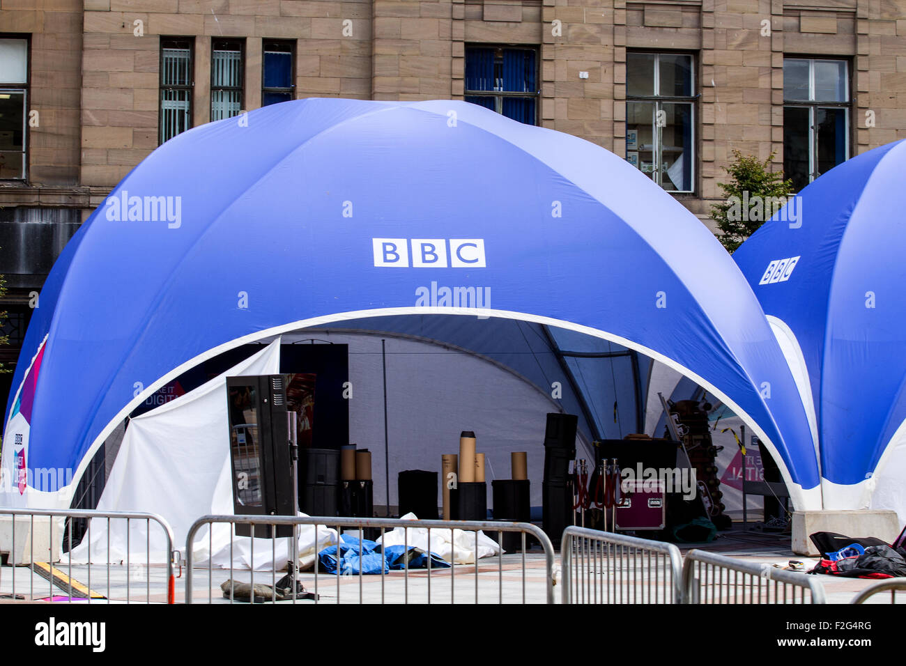 Tayside, Dundee, Écosse, Royaume-Uni, 18 septembre 2015. Dundee se prépare pour la BBC "rendre" weekend numérique showcase. La visite aura lieu à Dundee City Square le Samedi 19 et dimanche 20 septembre et est ouvert entre 1000-1700 le samedi et 1100 - 1700 le dimanche. Météo de la BBC qui utilise les variables trouvées dans le courant-jet pour présenter aux visiteurs les bases de codage. Médecin qui offre la chance de se familiariser avec le codage par programmation du médecin, l'Arch Enemy Daleks. © Dundee Photographics / Alamy Live News. Banque D'Images