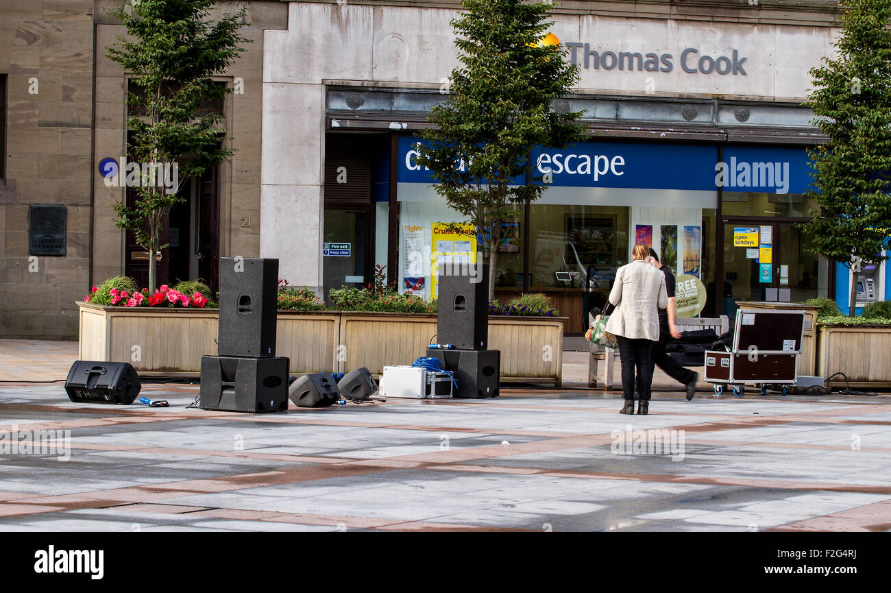 Tayside, Dundee, Écosse, Royaume-Uni, 18 septembre 2015. Dundee se prépare pour la BBC "rendre" weekend numérique showcase. La visite aura lieu à Dundee City Square le Samedi 19 et dimanche 20 septembre et est ouvert entre 1000-1700 le samedi et 1100 - 1700 le dimanche. Météo de la BBC qui utilise les variables trouvées dans le courant-jet pour présenter aux visiteurs les bases de codage. Médecin qui offre la chance de se familiariser avec le codage par programmation du médecin, l'Arch Enemy Daleks. © Dundee Photographics / Alamy Live News. Banque D'Images