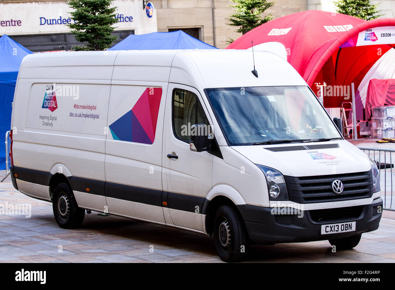 Tayside, Dundee, Écosse, Royaume-Uni, 18 septembre 2015. Dundee se prépare pour la BBC "rendre" weekend numérique showcase. La visite aura lieu à Dundee City Square le Samedi 19 et dimanche 20 septembre et est ouvert entre 1000-1700 le samedi et 1100 - 1700 le dimanche. Météo de la BBC qui utilise les variables trouvées dans le courant-jet pour présenter aux visiteurs les bases de codage. Médecin qui offre la chance de se familiariser avec le codage par programmation du médecin, l'Arch Enemy Daleks. © Dundee Photographics / Alamy Live News. Banque D'Images