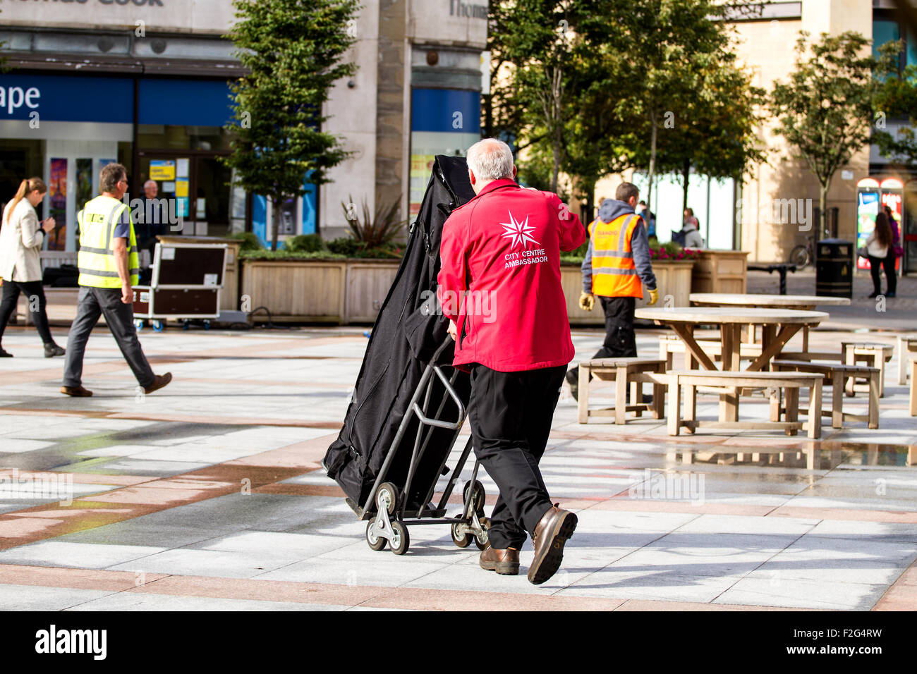 Tayside, Dundee, Écosse, Royaume-Uni, 18 septembre 2015. Dundee se prépare pour la BBC "rendre" weekend numérique showcase. La visite aura lieu à Dundee City Square le Samedi 19 et dimanche 20 septembre et est ouvert entre 1000-1700 le samedi et 1100 - 1700 le dimanche. Météo de la BBC qui utilise les variables trouvées dans le courant-jet pour présenter aux visiteurs les bases de codage. Médecin qui offre la chance de se familiariser avec le codage par programmation du médecin, l'Arch Enemy Daleks. © Dundee Photographics / Alamy Live News. Banque D'Images