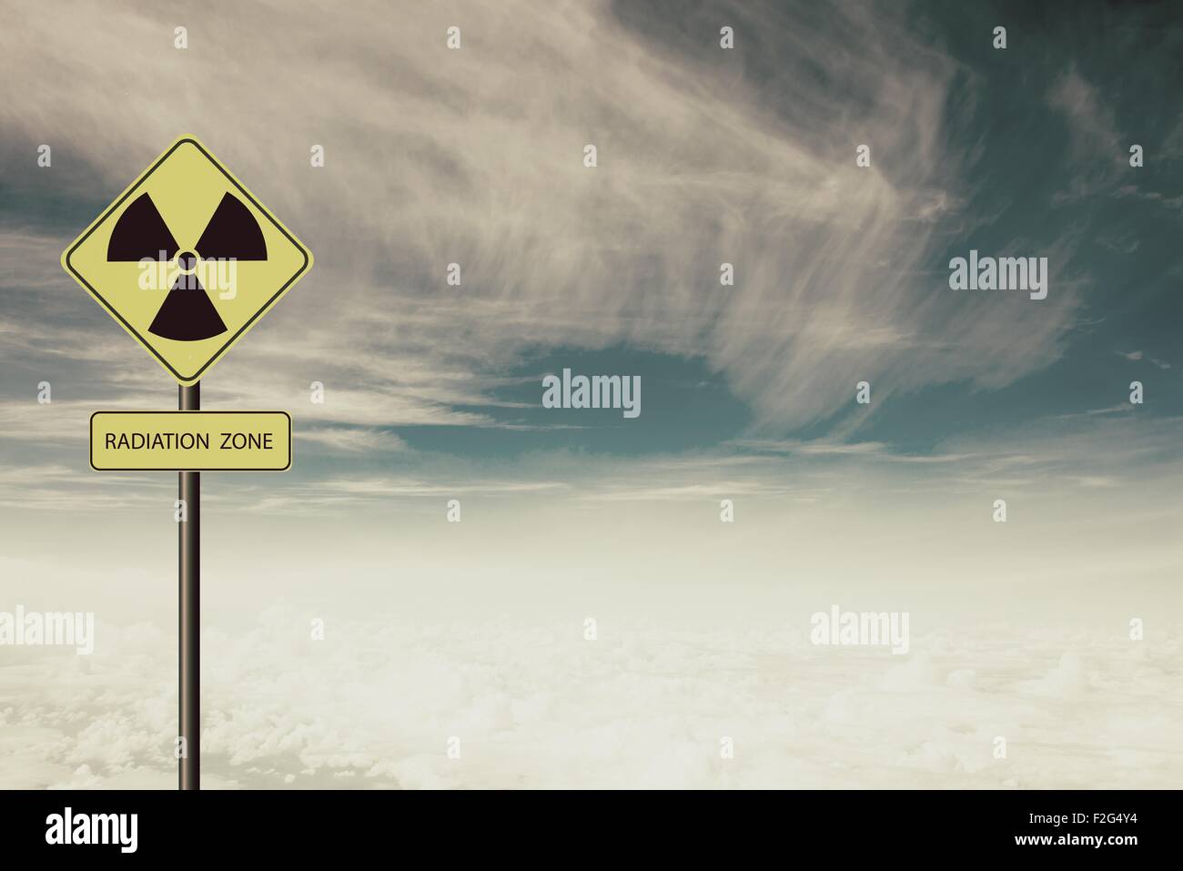 Symbole de mise en garde contre les rayonnements nucléaires avec ciel bleu Banque D'Images