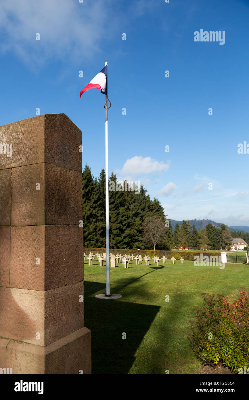 29.10.2014, Grandfontaine, Alsace, France - cimetière militaire français cimetiere militaire du Donon. Le petit cimetière avec un Banque D'Images