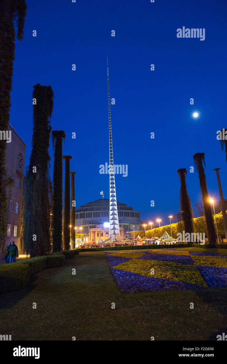 01.05.2015, la Basse Silésie, Wroclaw, Pologne - La Iglica avant la Jahrhunderthalle (Pol. Hala Stulecia) dans le crépuscule. La salle Banque D'Images