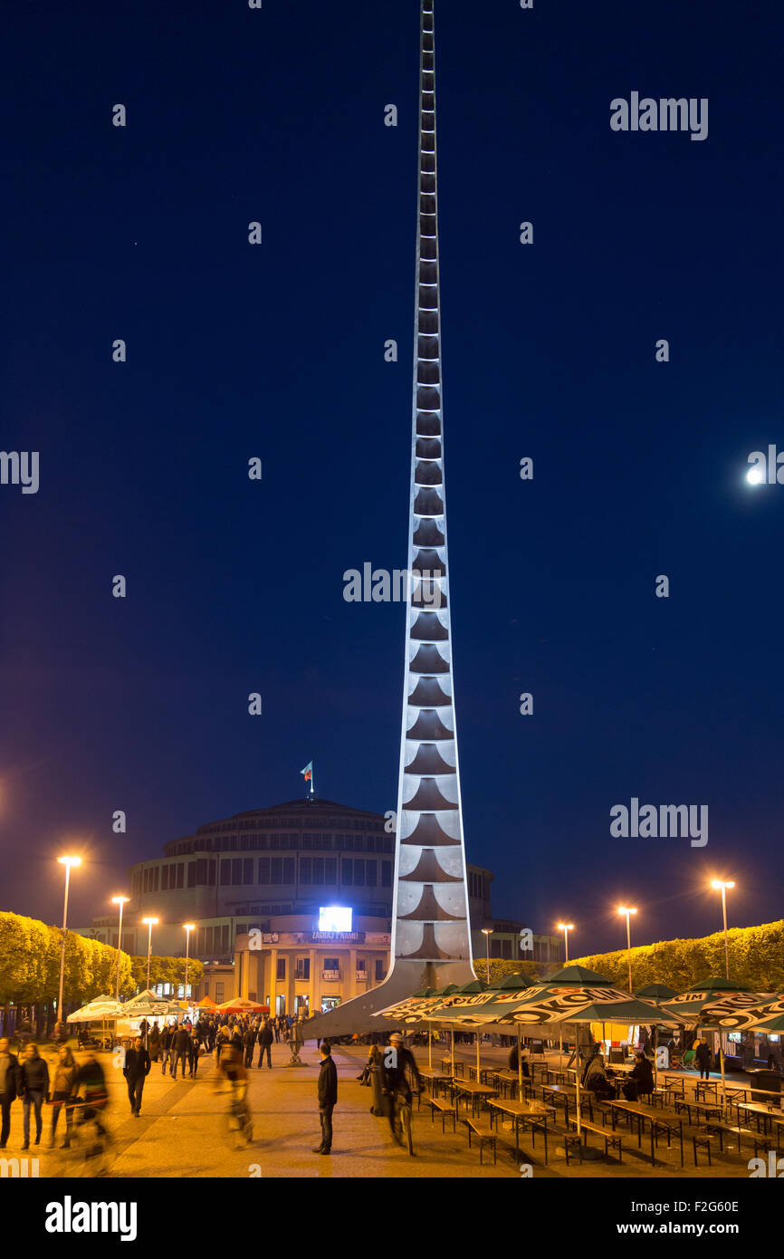 01.05.2015, la Basse Silésie, Wroclaw, Pologne - La Iglica avant la Jahrhunderthalle (Pol. Hala Stulecia) dans le crépuscule. La salle Banque D'Images