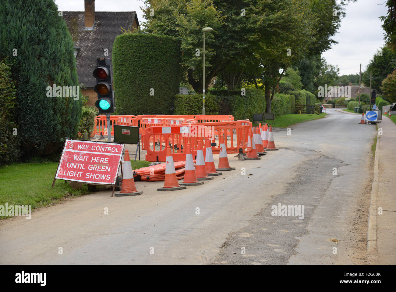 Feux de circulation temporaires dans le nord Oxfordshire village de Hook Norton pour permettre les travaux à entreprendre dans le cadre d'une nouvelle Banque D'Images