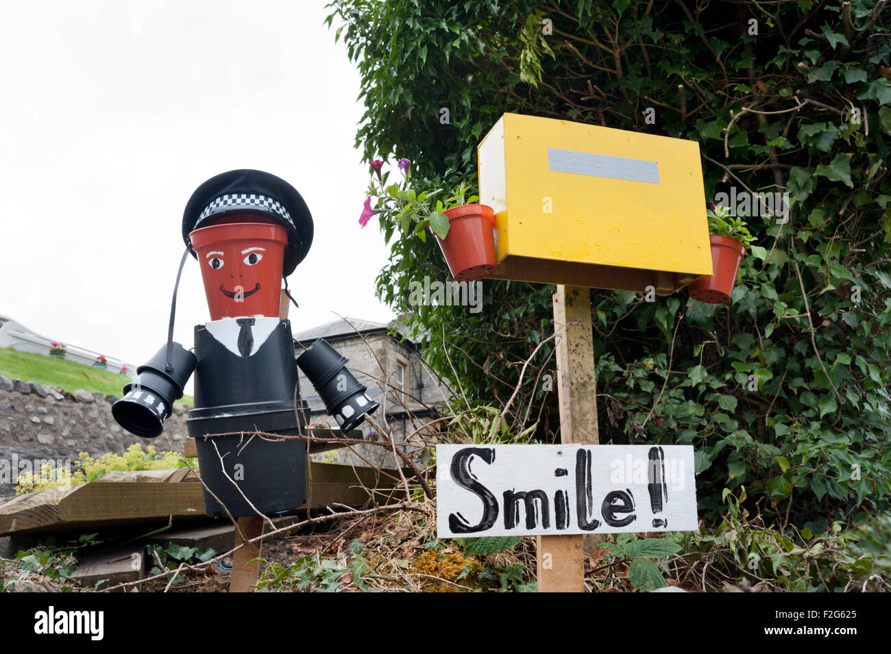 Cache-pot et policier et speed camera, régler les pots de Festival, Langcliffe, régler, Yorkshire du Nord, 2015 Banque D'Images
