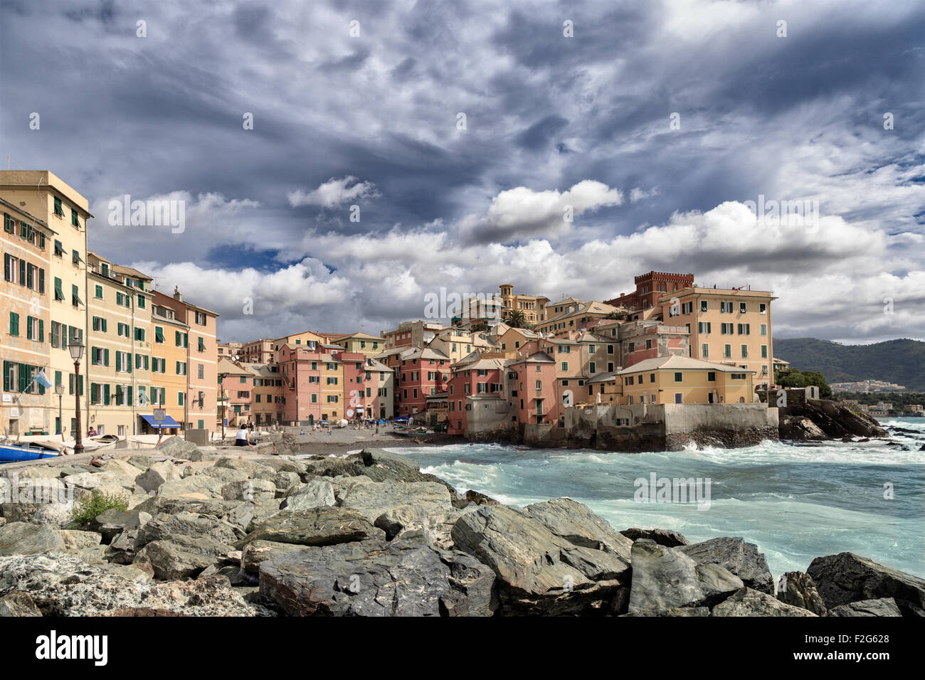 Des nuages et des tempêtes en mer à Boccadasse, l'Italie, un village de pêcheurs à Gênes à l'extrémité orientale de la ville de mer avec col Banque D'Images