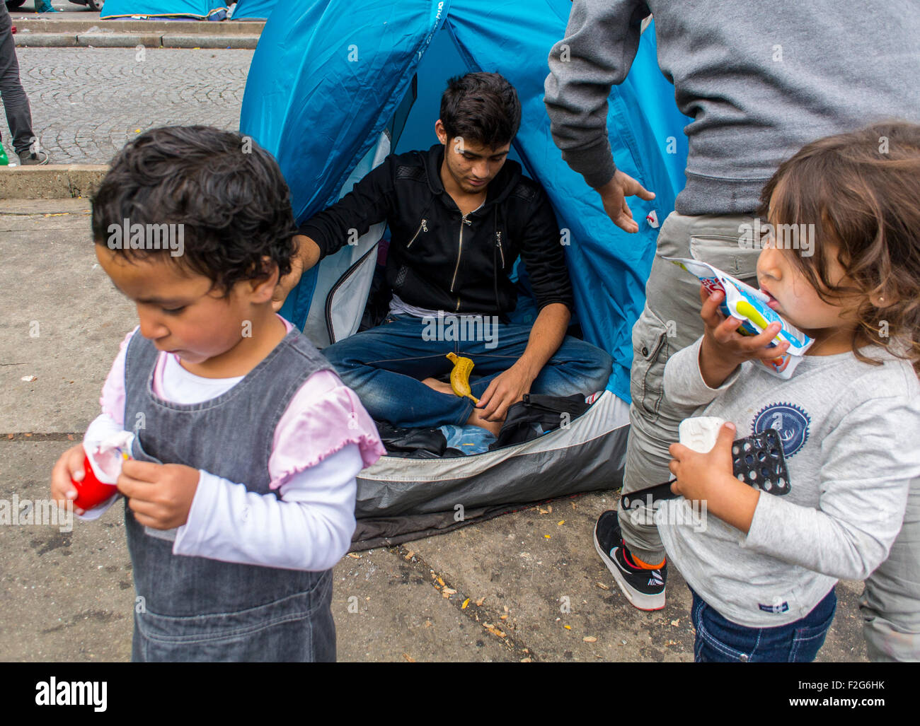 Paris, France. Camp de réfugiés syriens, migrants, enfants à faible revenu vivant dans la rue, à Port de Saint Ouen. Les immigrés internationaux campent en Europe, crise des sans-abri Banque D'Images