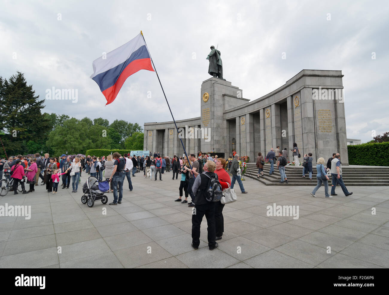 09.05.2015, Berlin, Berlin, Allemagne - Les visiteurs du Mémorial soviétique à Berlin, dans le quartier Tiergarten pour commémorer la fin de Banque D'Images