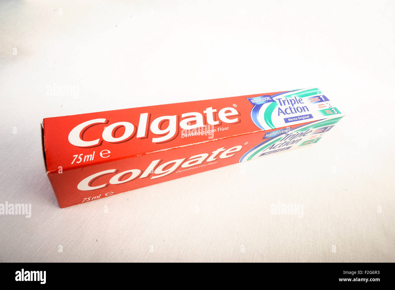 Tube 75ml dentifrice Colgate Banque D'Images