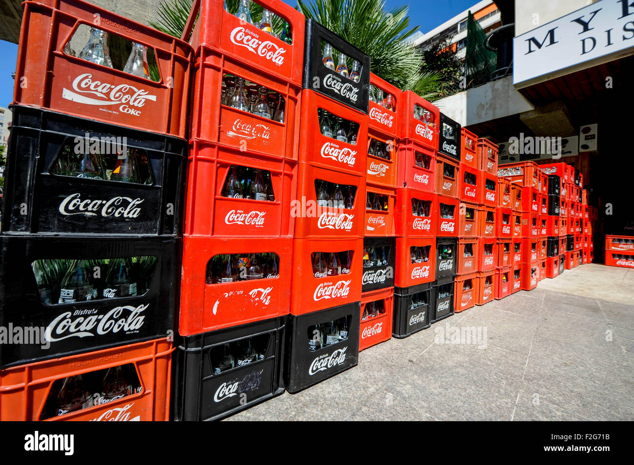 La prestation du Coca-Cola-la entrega de Coca Cola Banque D'Images