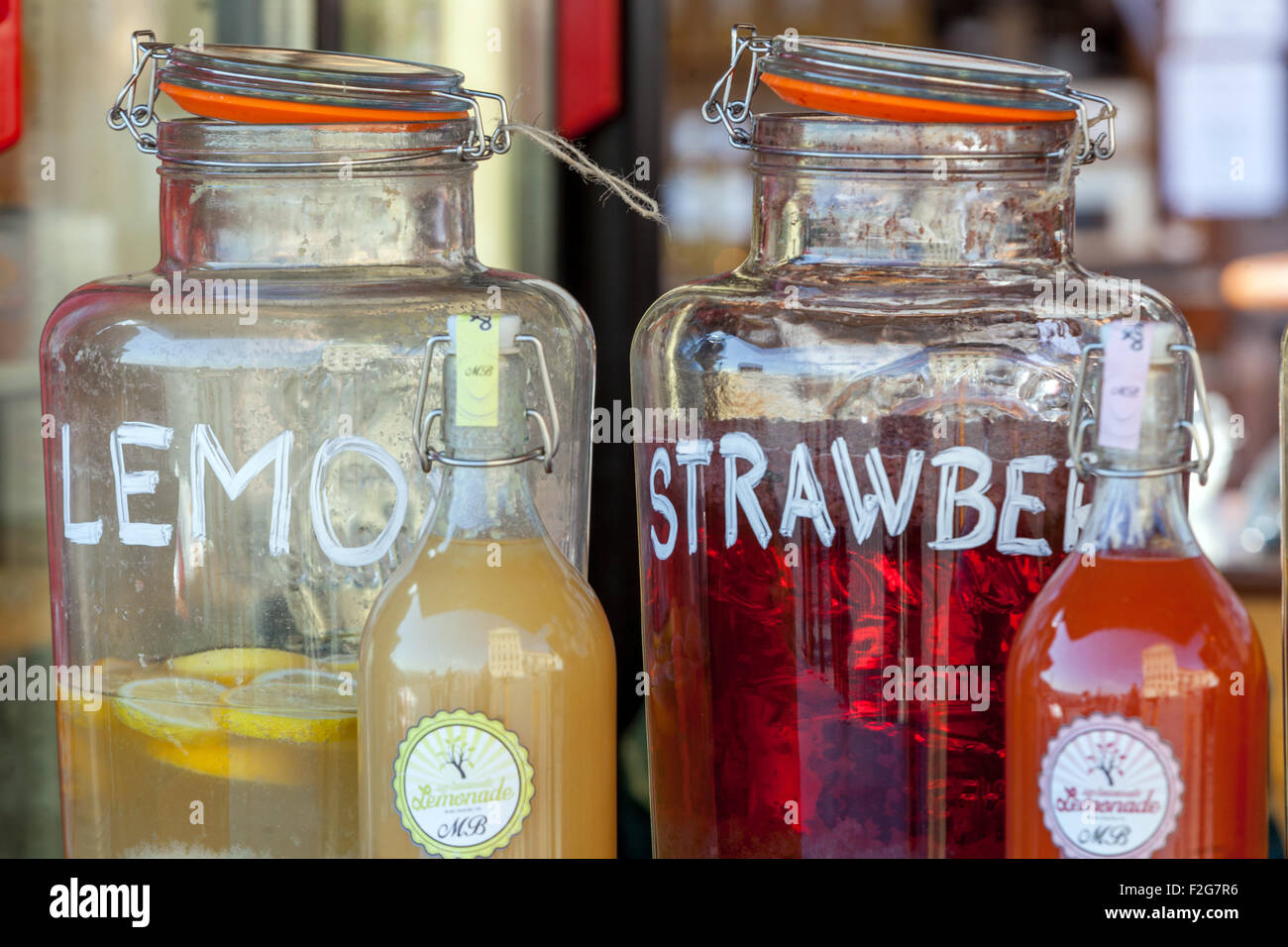 Bocaux avec ingrédients pour la limonade fait maison Banque D'Images