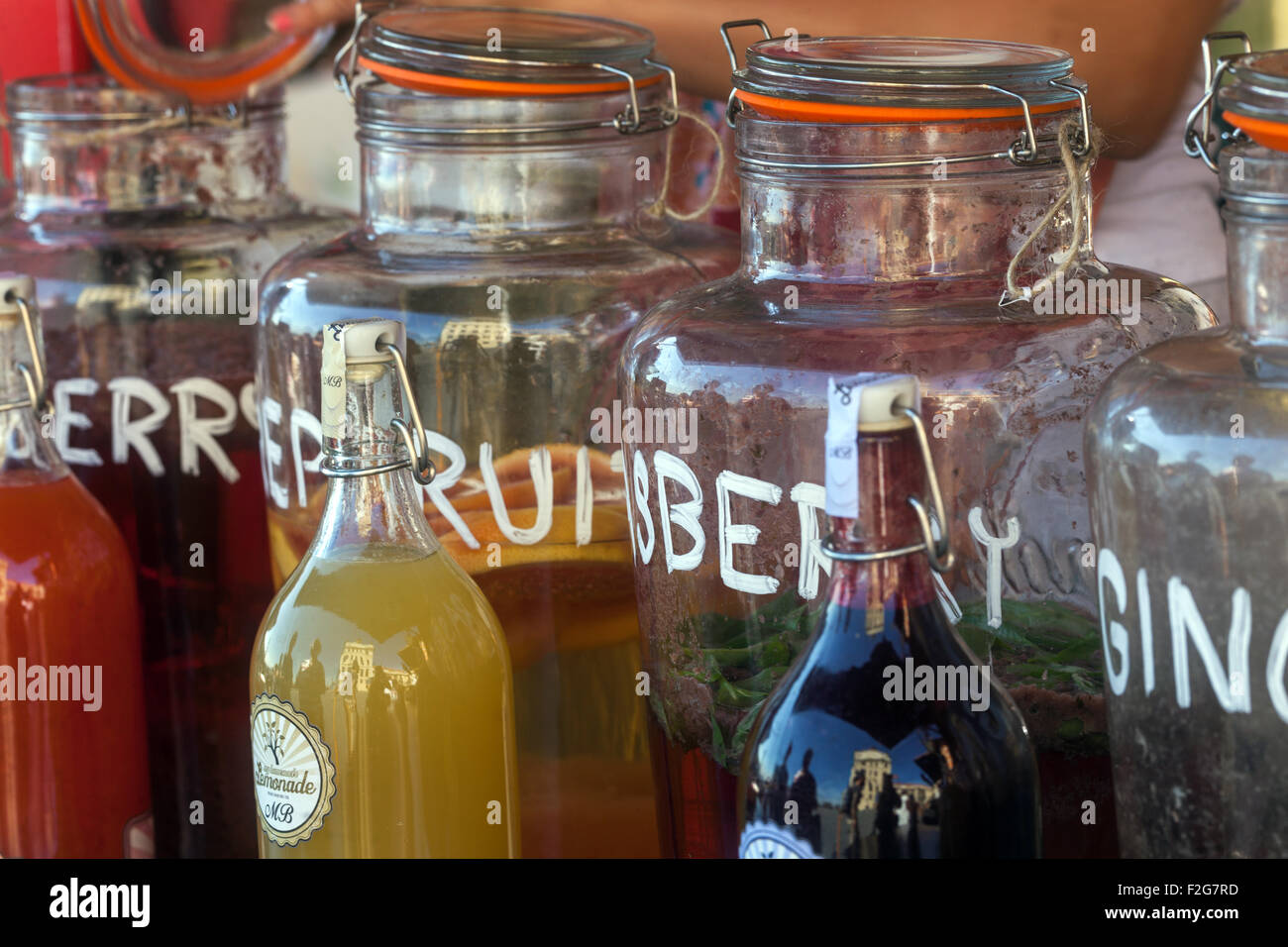 Bocaux avec ingrédients pour la limonade fait maison Banque D'Images