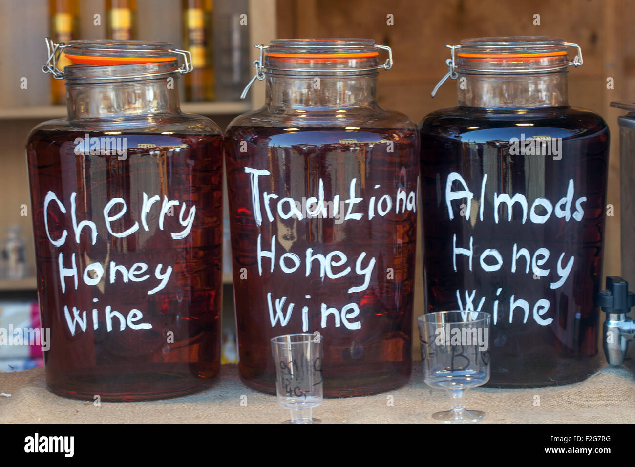 Pots avec des ingrédients, vin de miel, République tchèque, Europe pot en verre à vin Banque D'Images