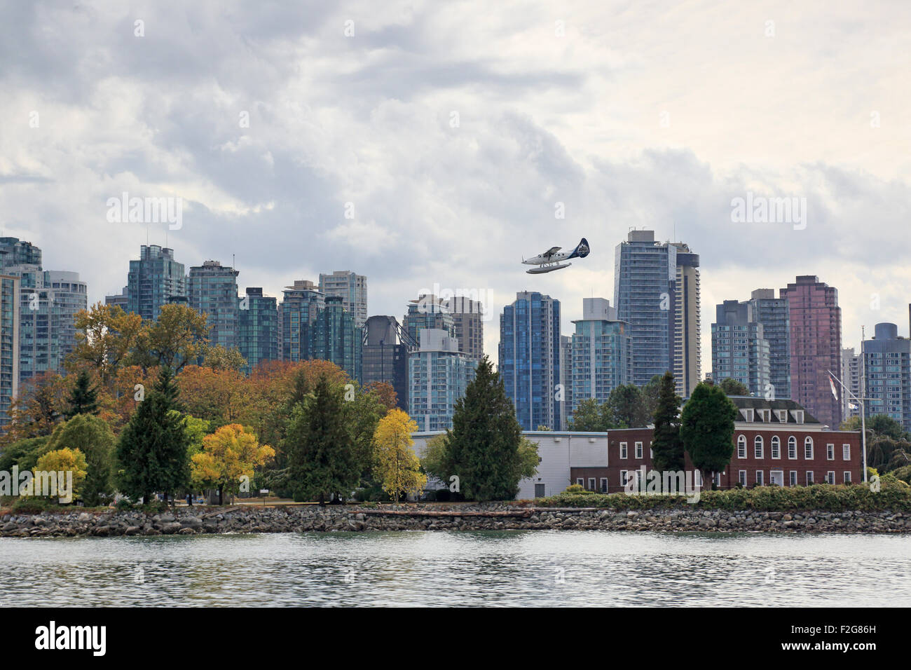 Sea Plane entrée en terre au centre-ville de Vancouver à bord du NCSM Discovery sur l'île Deadman's au premier plan Banque D'Images