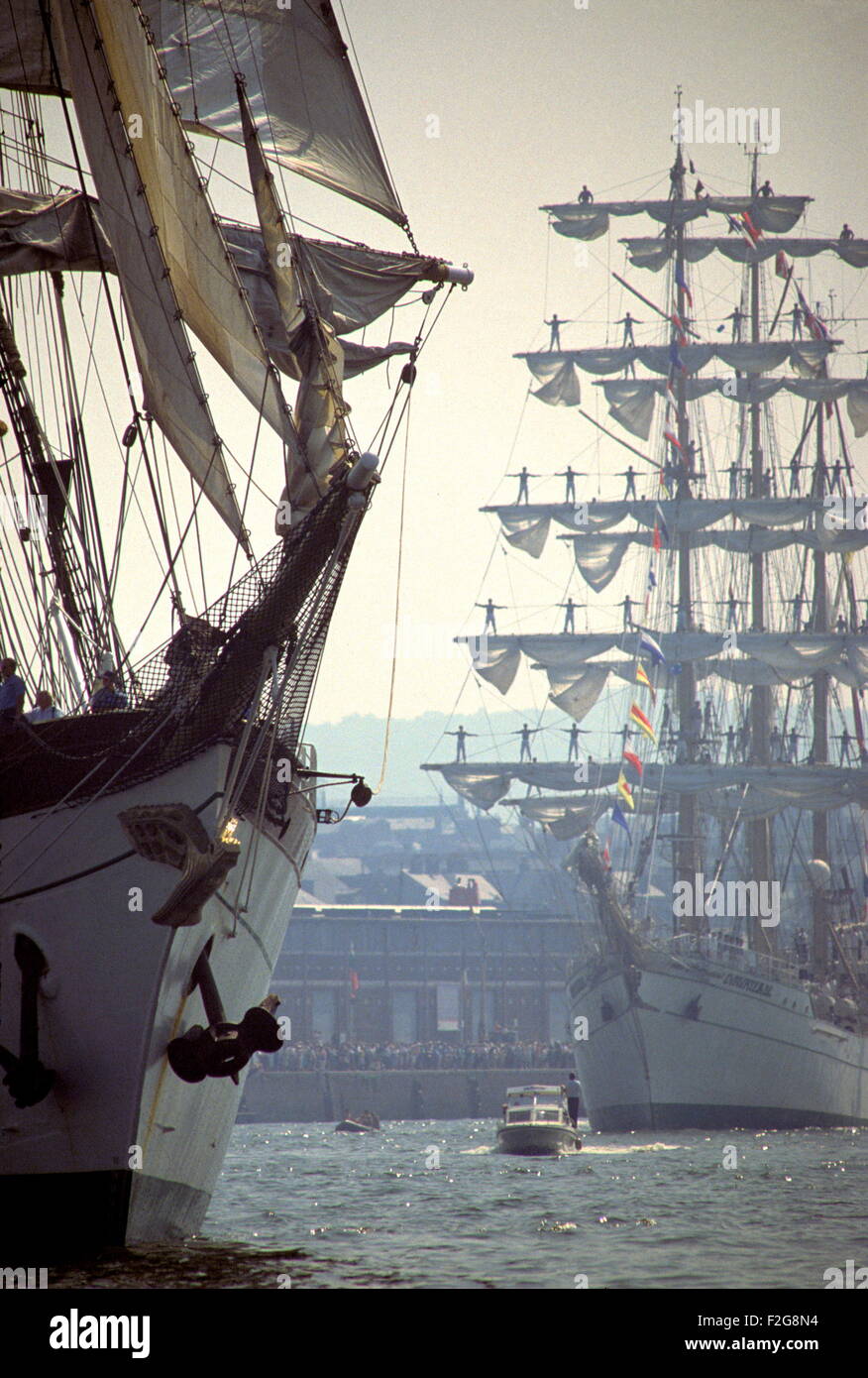 AJAX NOUVELLES PHOTOS - juillet,1989. ROUEN, FRANCE - LES GRANDS VOILIERS SUR LA SEINE - VOILE DE LA LIBERTÉ - le voilier école ALLEMAND GORCH FOCH MÈNE LE CHUATEMOC DANS LE DÉFILÉ DE LA VOILE. PHOTO:JONATHAN EASTLAND/AJAX REF:22506_1_44 Banque D'Images