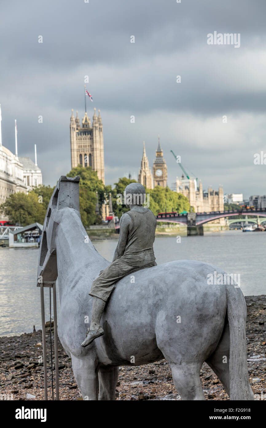 Cavalier au cheval blanc sculpture à marée basse regarde vers Lambeth Bridge, les chambres du Parlement et Big Ben à Londres Banque D'Images