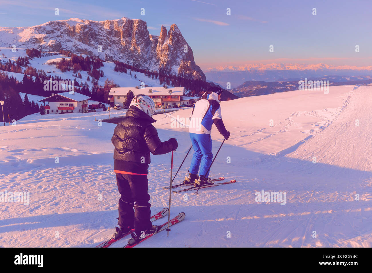 ORTISEI, ITALIE - CIRCA DÉCEMBRE 2012 : Père et fils le ski sur les pentes enneigées des Alpes. Banque D'Images