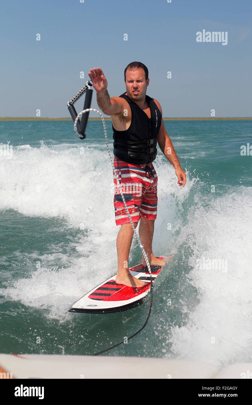 Un wakesurf man throwing la corde retour à l'embarcation. Banque D'Images