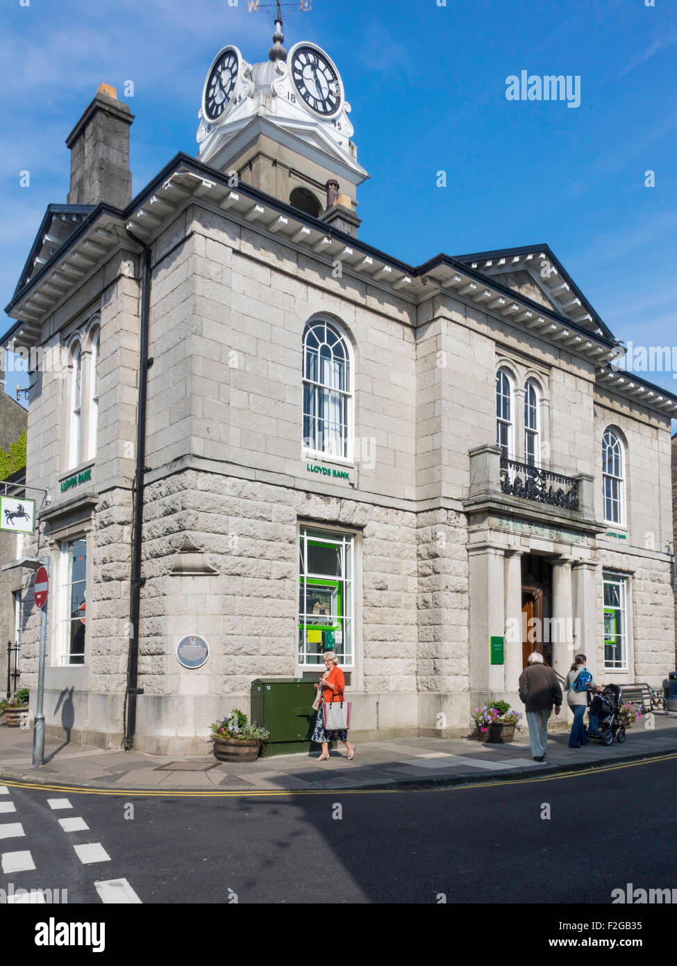 Ancienne Banque d'épargne de Ulverston, érigé en 1838 et la tour de l'horloge ajouté 1845, maintenant une succursale de la Banque Lloyds Banque D'Images