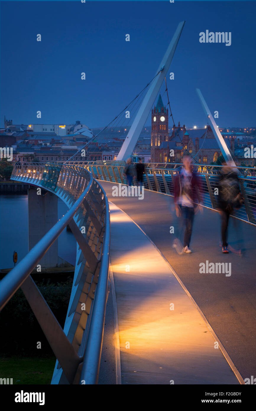 Les randonneurs le long du pont de la paix et les toits de Londonderry/Derry, County Londonderry, Irlande du Nord, Royaume-Uni Banque D'Images