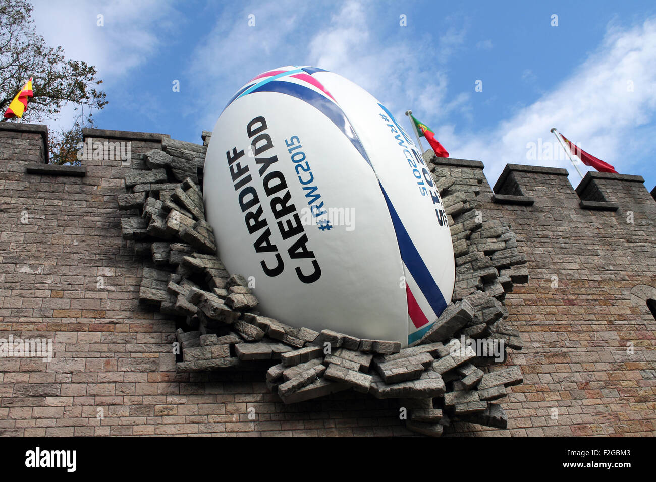 Ballon de rugby Géant écrase dans le château de Cardiff pour marquer le  début de la Coupe du Monde de Rugby 2015, le vendredi 18 septembre 2015  Photo Stock - Alamy