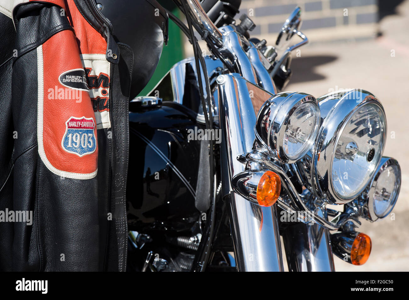 Blouson moto Harley Davidson accroché sur une Harley. UK Banque D'Images