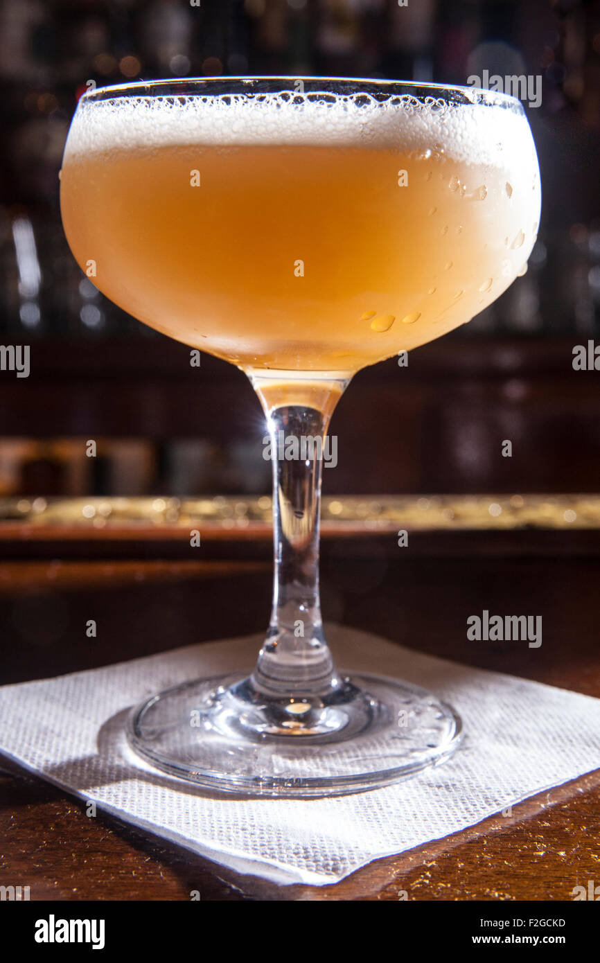 Cocktail au bar, rétro-éclairé, en verre coupé sur nappes Banque D'Images
