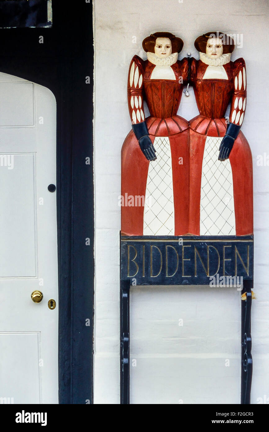 Le signe de fer forgé représentant un ensemble de jumeaux conjoints, les Biddenden Maids. Kent. Angleterre. ROYAUME-UNI Banque D'Images