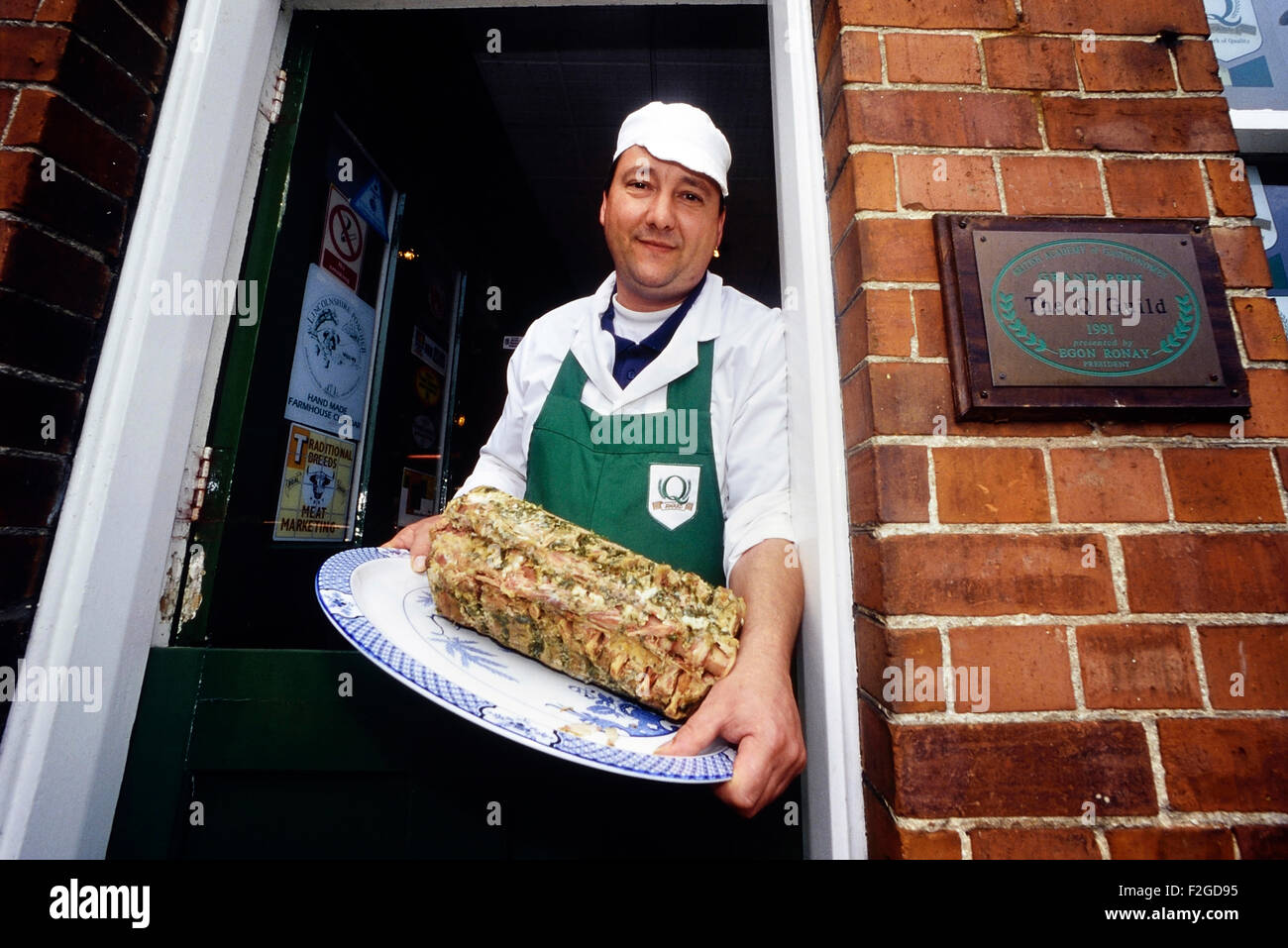 Lincolnshire indépendant butcher holding a plate of stuffed Chine. L'Angleterre. UK Banque D'Images