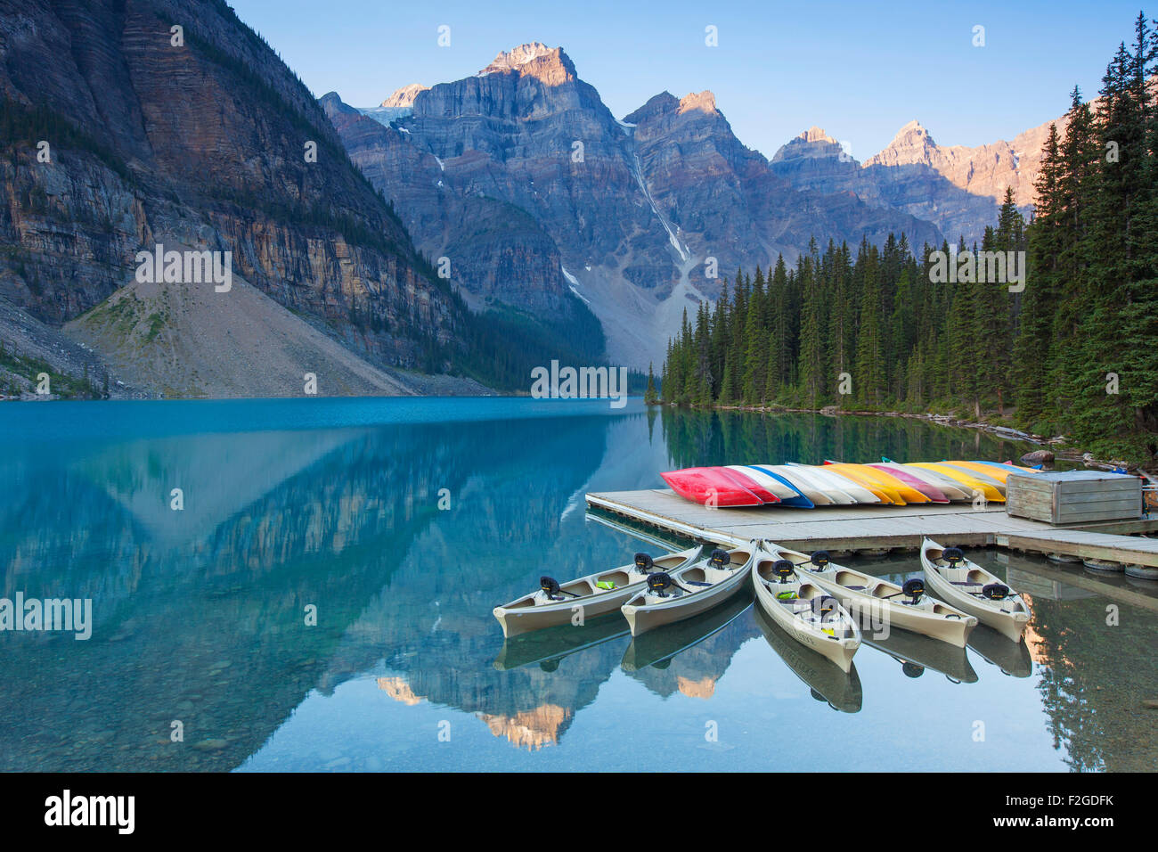 Canoës au lac Moraine dans la vallée des Dix-Pics, Banff National Park, Alberta, Canada Banque D'Images