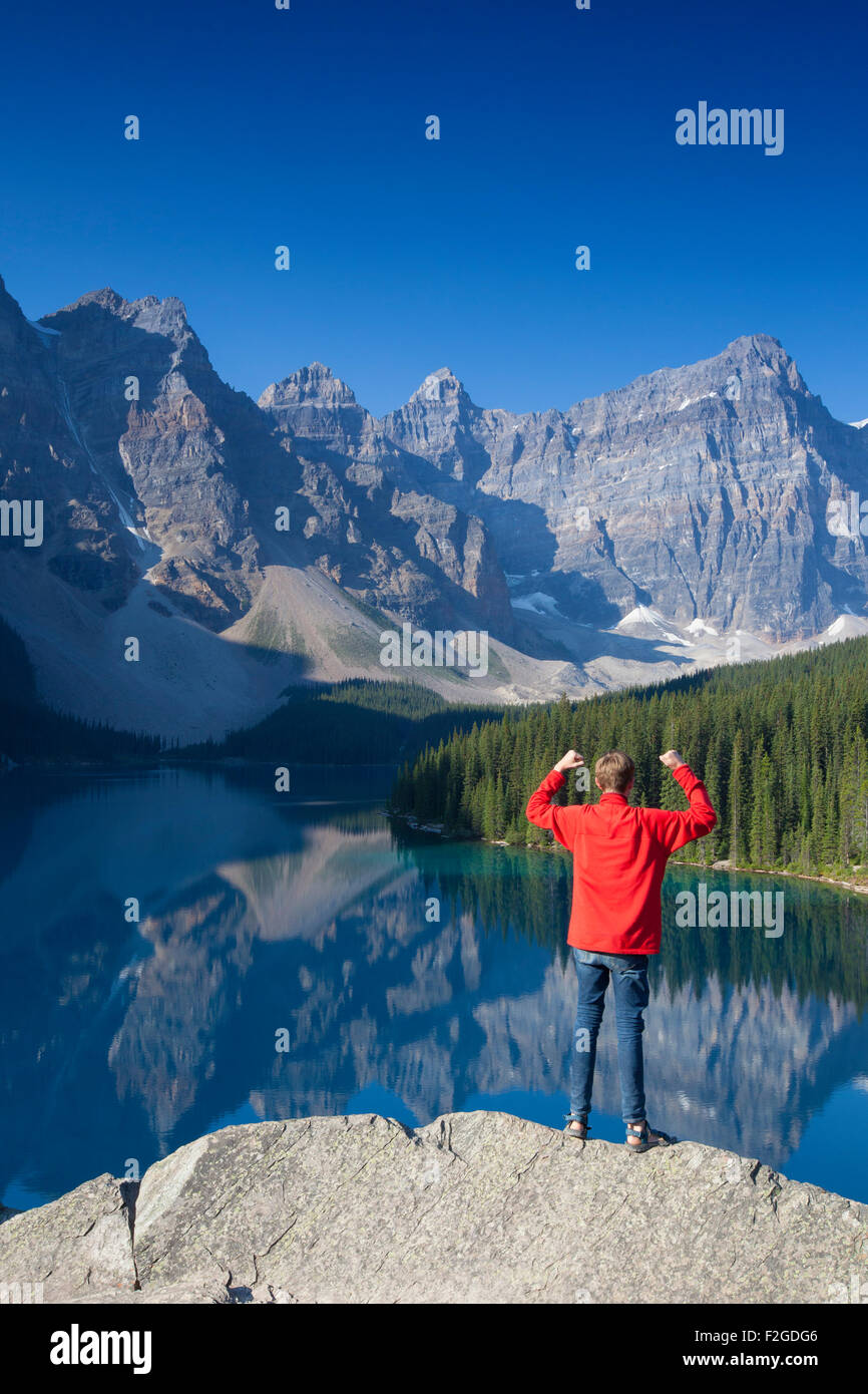 Tourist à bras ouverts sur point de vue sur le lac Moraine dans la vallée des Dix-Pics, Banff NP, Alberta Canada Banque D'Images