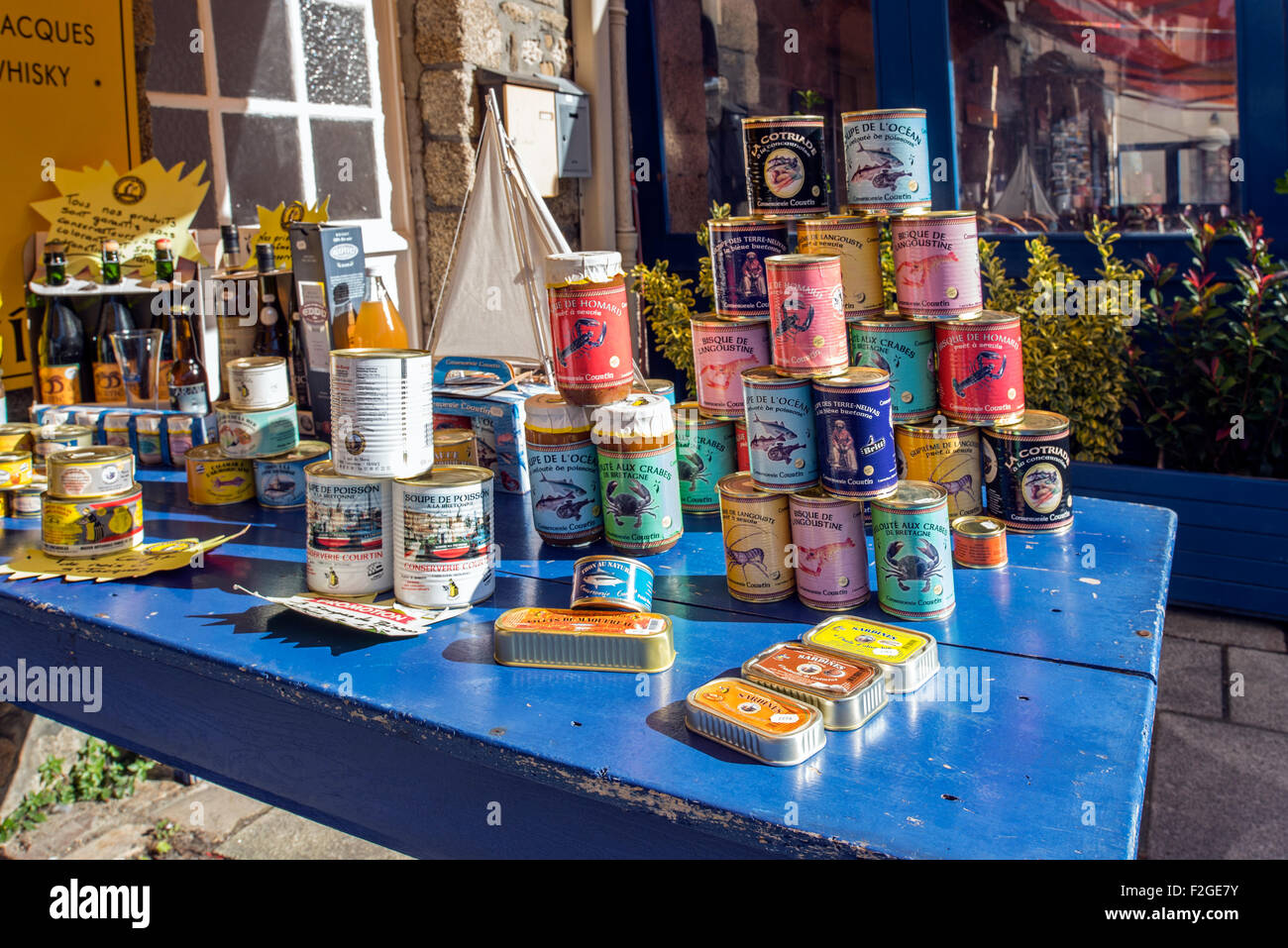 Boîtes de sardines et les boîtes avec du crabe et du homard en face d'une boutique de souvenirs, ville close à Concarneau, Finistère, Bretagne Banque D'Images