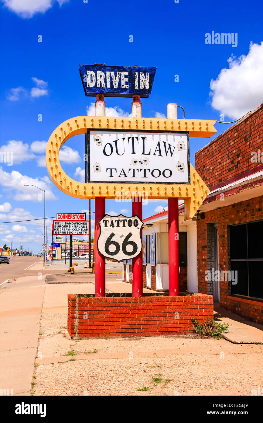 Un Drive-In Outlaw Tatouage signe sur la Route 66 dans la région de Tucumcari, New Mexico Banque D'Images