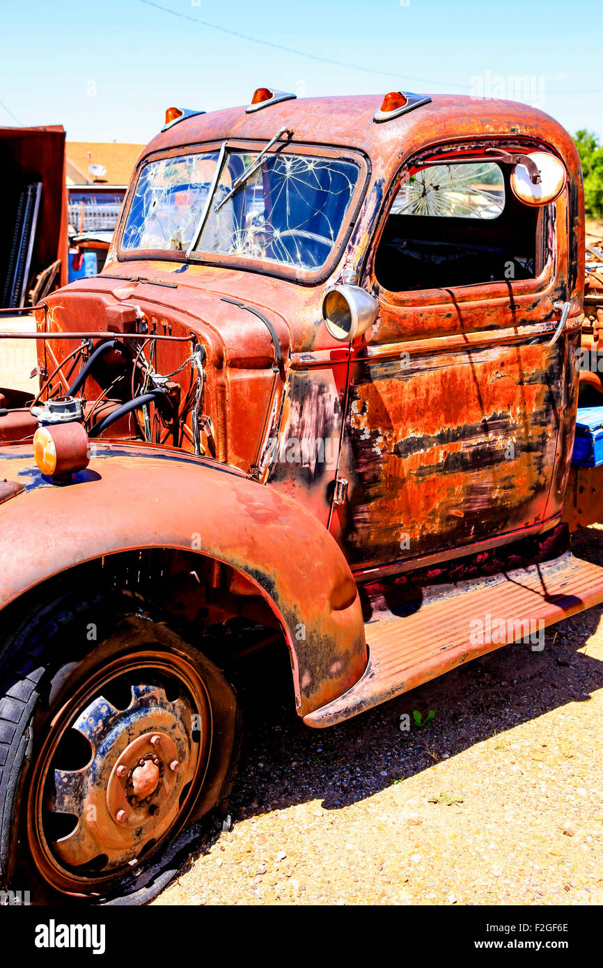 Une restauration de l'ONU 1940 Ford camion à plateau dans un chantier de collectionneurs Tucumcari Nouveau Mexique Banque D'Images