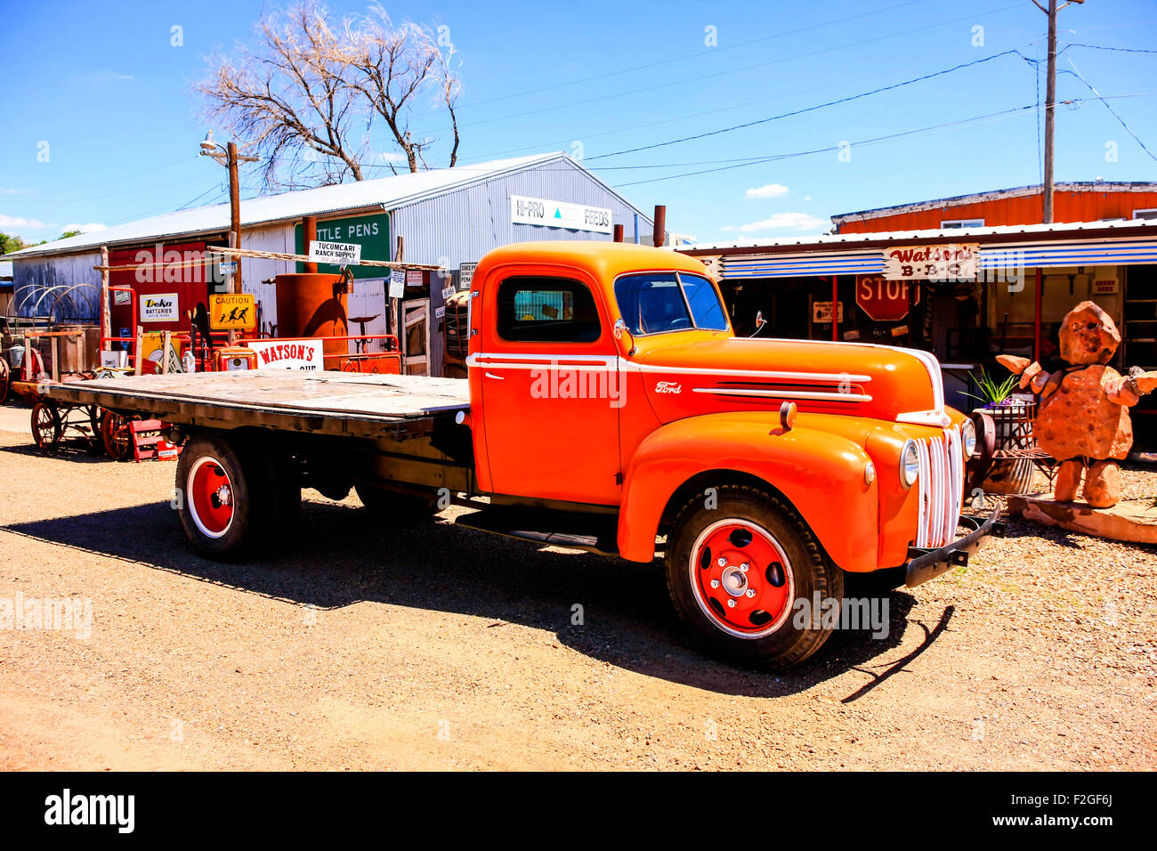 Un bâtiment restauré 1940 Ford camion à plateau dans un chantier de collectionneurs Tucumcari Nouveau Mexique Banque D'Images