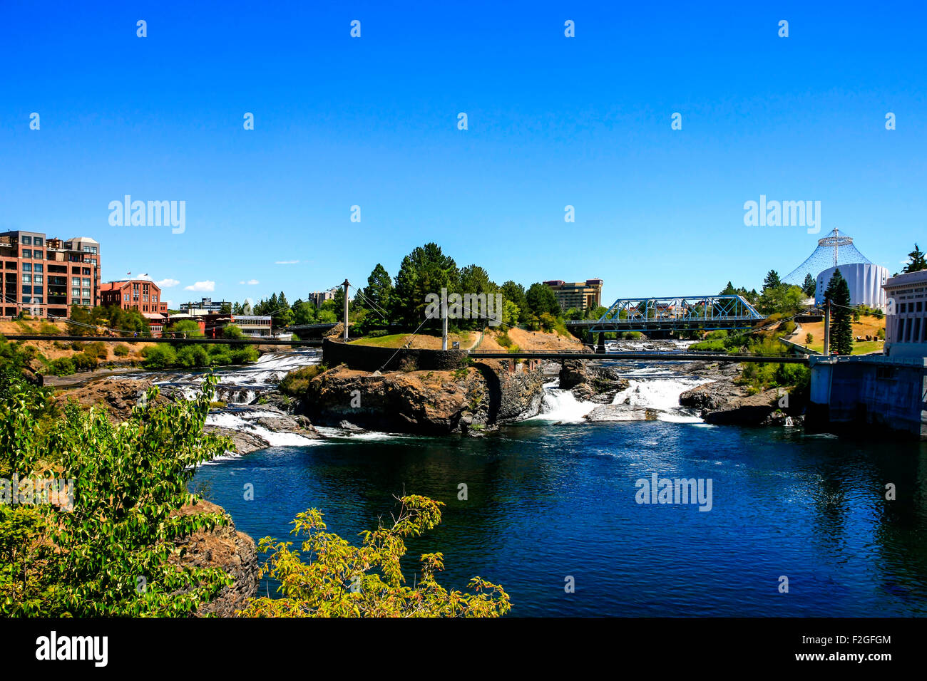 La partie supérieure de la Spokane Spokane Falls River qui traverse l'île du Canada dans la ville de l'État de Washington Banque D'Images