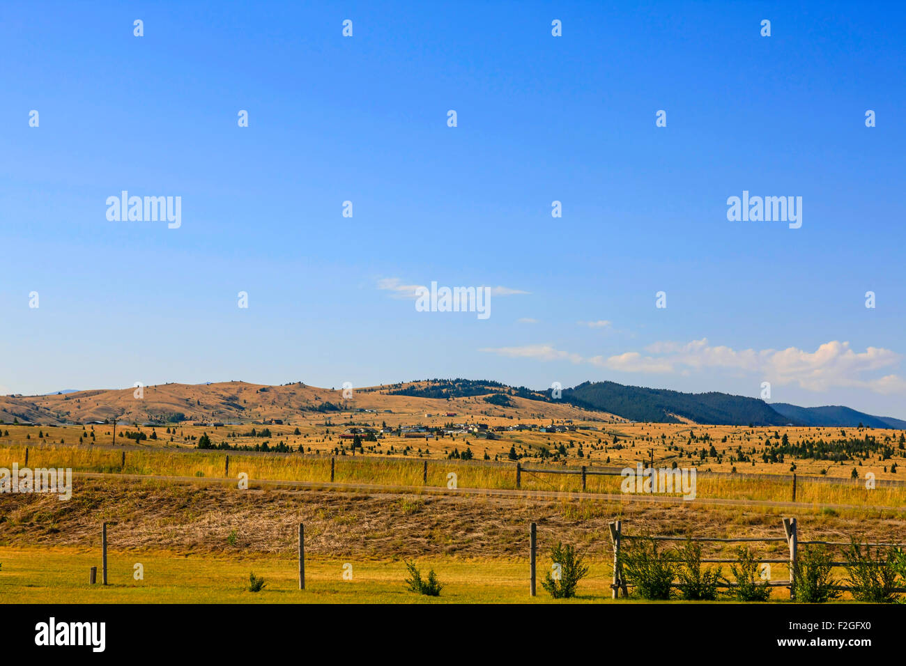 Les plaines d'armoise du Montana, l'État surnommé 'Big Sky Country' pour une raison.... Banque D'Images