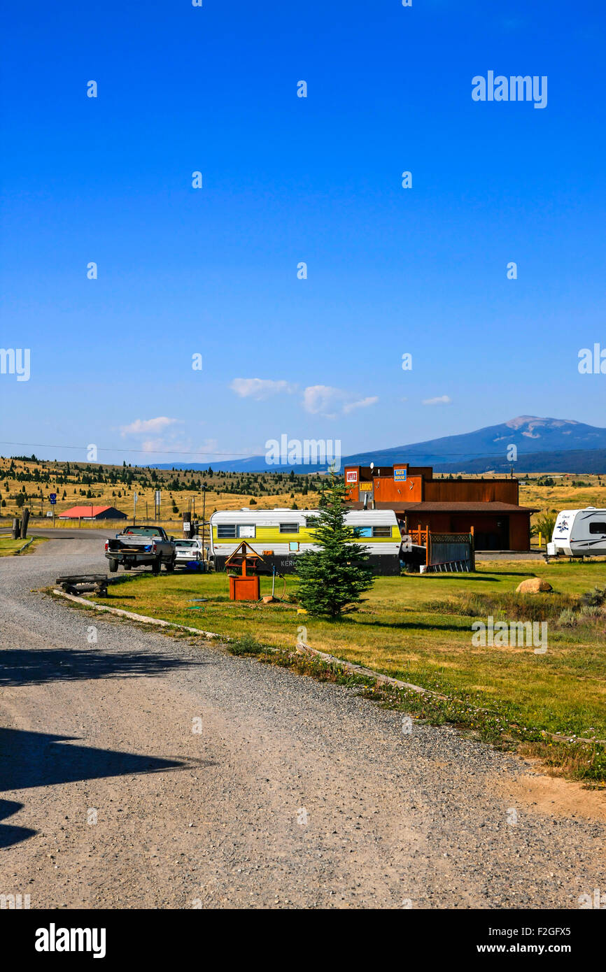 RV camping dans les plaines d'armoise du Montana, l'État surnommé 'Big Sky Country' pour une raison.... Banque D'Images