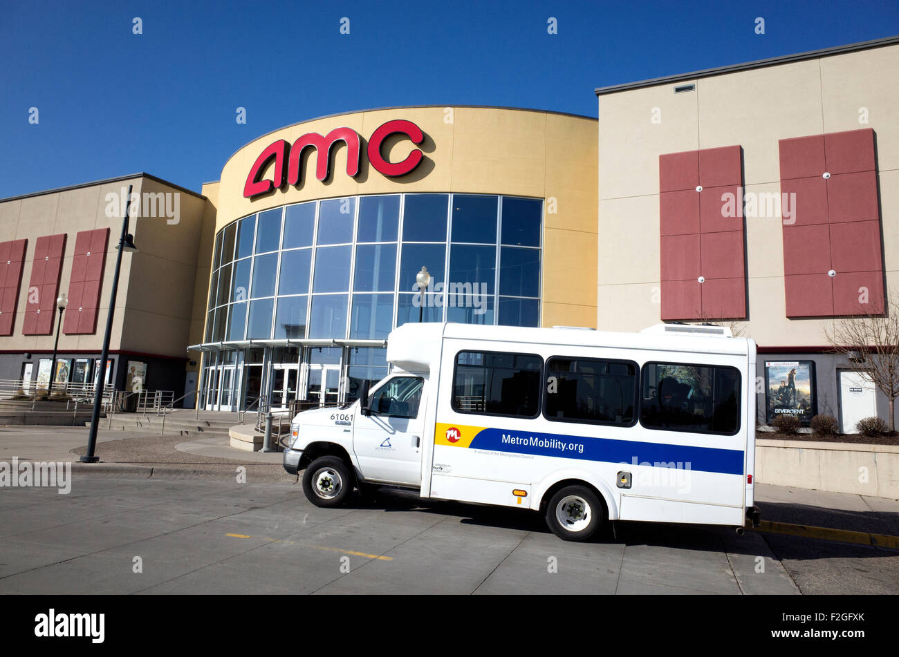 Van MetroMobility pour les handicapés stationné à l'extérieur de l'édifice du cinéma AMC. Roseville Minnesota MN USA Banque D'Images