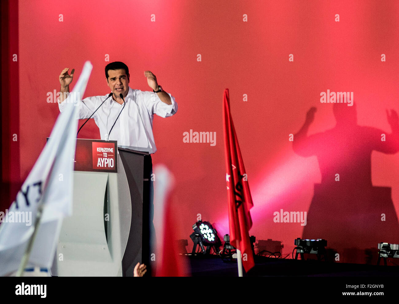 Athènes, Grèce. 18 Sep, 2015. L'ancien Premier ministre grec et leader du parti de gauche radicale', 'SYRIZA Alexis Tsipras, parle aux supporters durant son principal rassemblement électoral à la place Syntagma à Athènes, Grèce, le 18 septembre 2015. Des élections générales auront lieu en Grèce le 20 septembre 2015. Credit : Elias Verdi/ Alamy Live News Banque D'Images