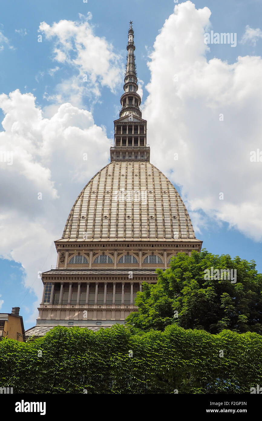 Vue latérale du Mole Antonelliana, symbole de la construction de la ville italienne de Turin. C'était une synagogue, il accueille maintenant musée du cinéma Banque D'Images