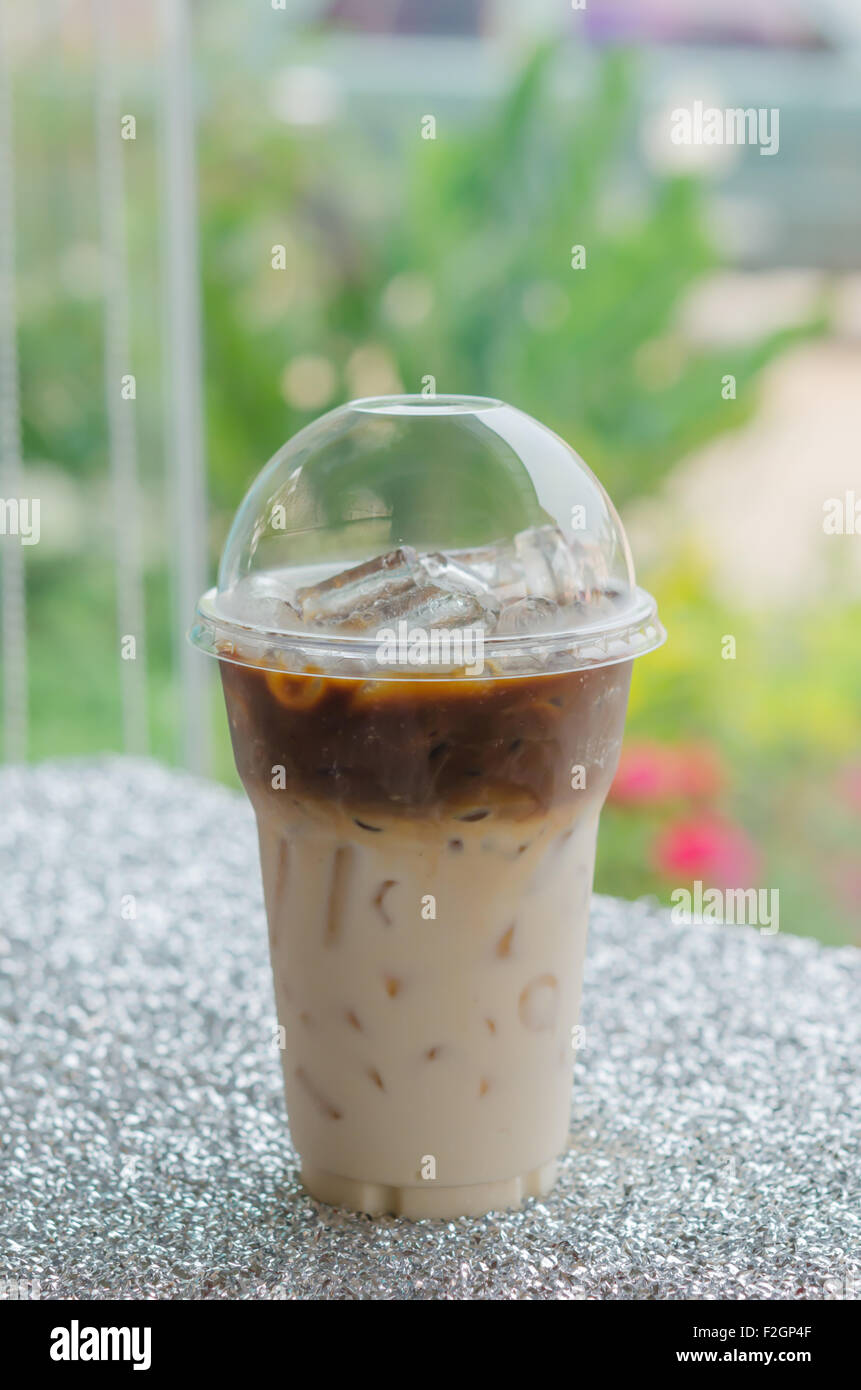 Café glacé dans tasse en plastique pour emporter l' Banque D'Images