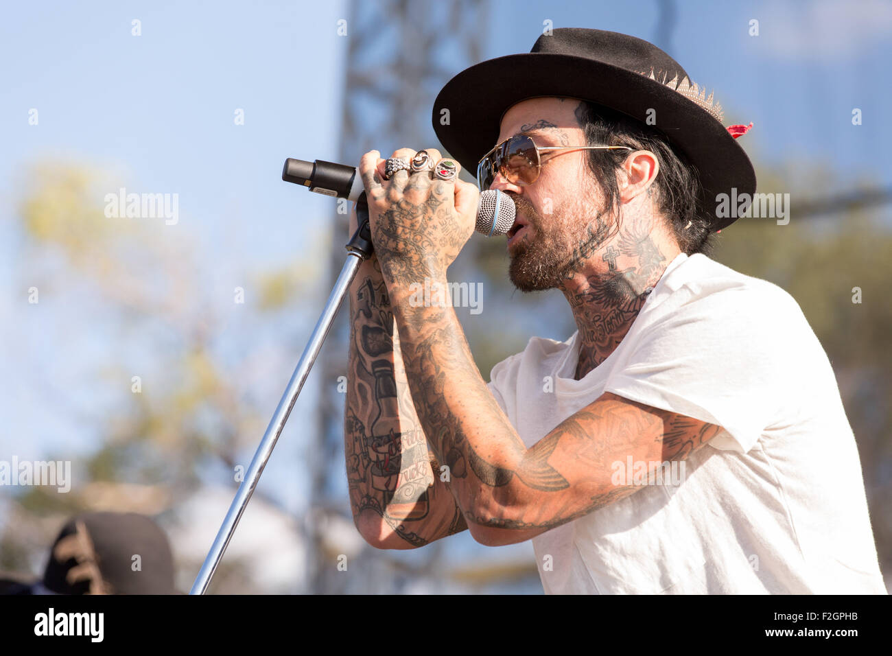 Chicago, Illinois, USA. 13 Sep, 2015. Le rappeur YELAWOLF effectue live pendant Riot Fest à Douglas Park à Chicago, Illinois © Daniel DeSlover/ZUMA/Alamy Fil Live News Banque D'Images