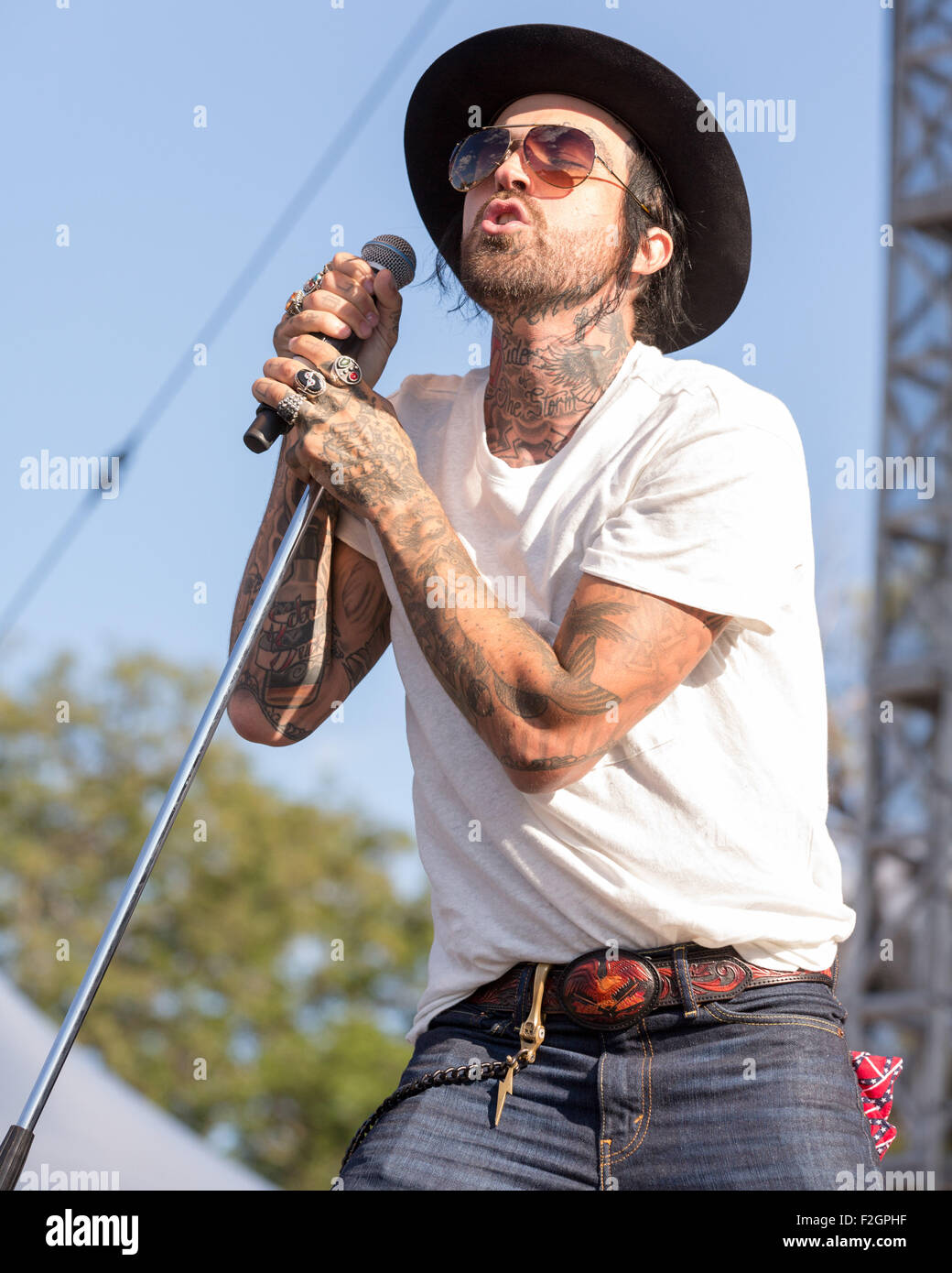 Chicago, Illinois, USA. 13 Sep, 2015. Le rappeur YELAWOLF effectue live pendant Riot Fest à Douglas Park à Chicago, Illinois © Daniel DeSlover/ZUMA/Alamy Fil Live News Banque D'Images