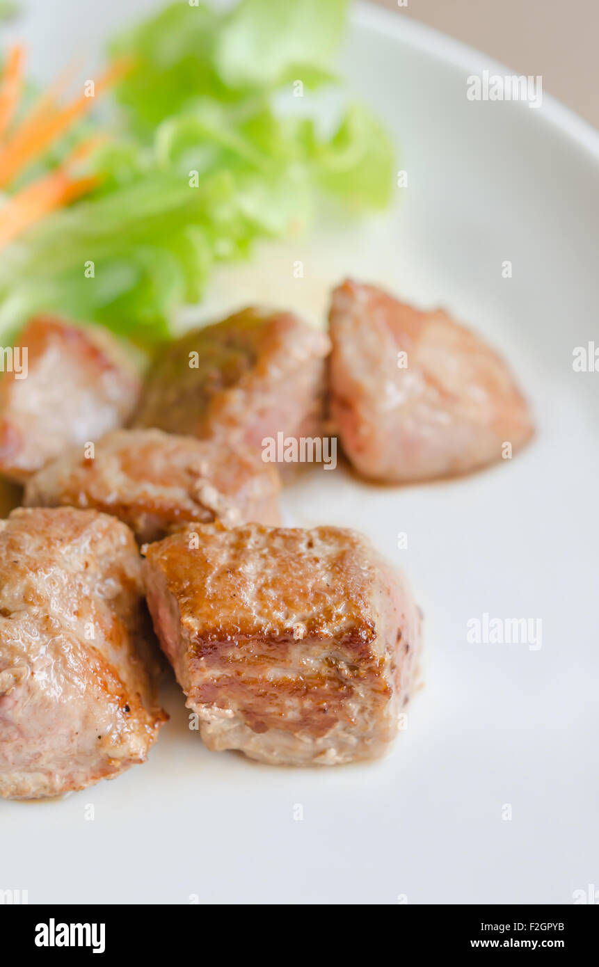 La viande de porc grillée avec salade fraîche sur une plaque Banque D'Images