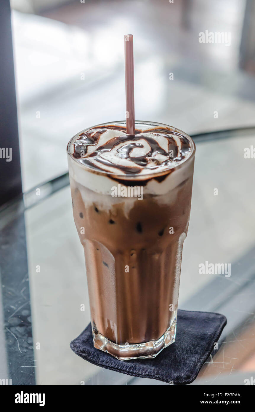 Café Moka glacé en verre sur la table Banque D'Images